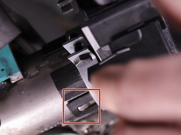 Placer le comodo en guidant les languettes sur les guides