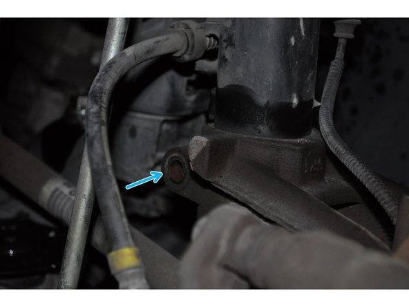 Dévissez le boulon de serrage du support de la jambe de suspension et retirez-le. Utiliser une clé de 16 mm.