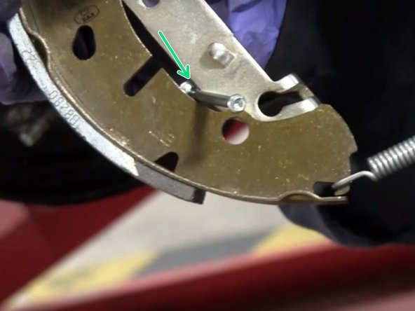 Bloquer la mâchoire afin de pouvoir insérer le câble de frein dans le trou