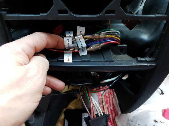 Pour enlever l'autoradio, il suffit d'enlever l'entourage du poste et de le tirer vers soi pour pouvoir enlever les cables.