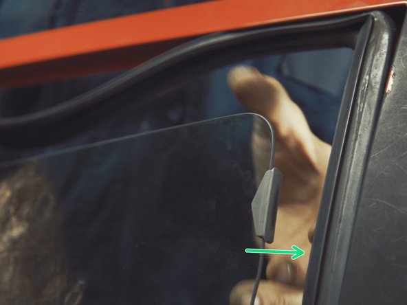 
Once the window is almost horizontal, present the guide at the top of the window in the seal
