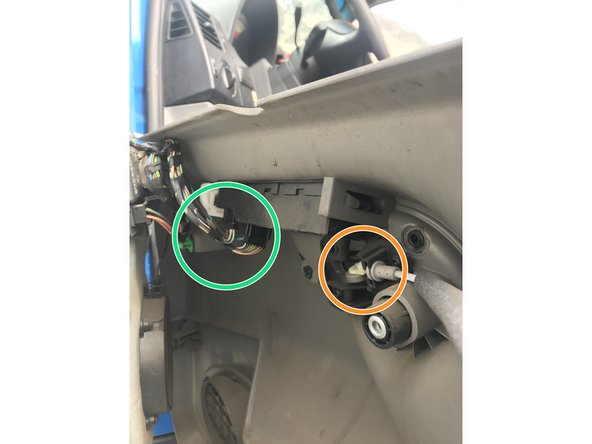 Dégrafer le panneau de porte en faisant levier sur toute la périphérie avec un outil de dépose des garnitures plastique.