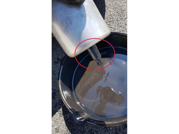 Lorsque le filtre est dans votre main commencer par vider le diesel de celui -ci dans le nouveau filtre.Gardez impérativement le capuchon noir du nouveau filtre sinon le diesel versé coulera par le bas du nouveau filtre.