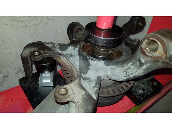 Faites en sorte que les cales porte sur l'arbre du moyeu et non pas sur le roulement.