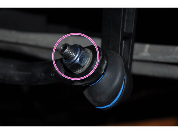 Maintenir l'axe avec l'embout torx et serrer l'écrou autofreiné avec la douille de 17 mm.