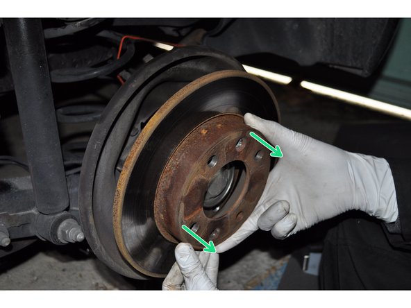 Utiliser un embout torx T30 pour déposer le disque de frein fixé par deux vis