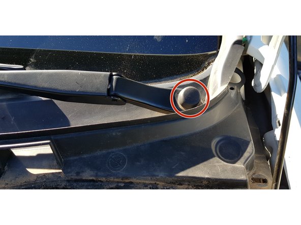 Retirez les capuchons des essuies-glace à l'aide d'un petit tournevis plat.