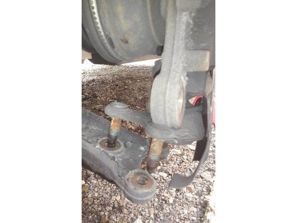 Avec un tournevis plat retirer la rotule du triangle