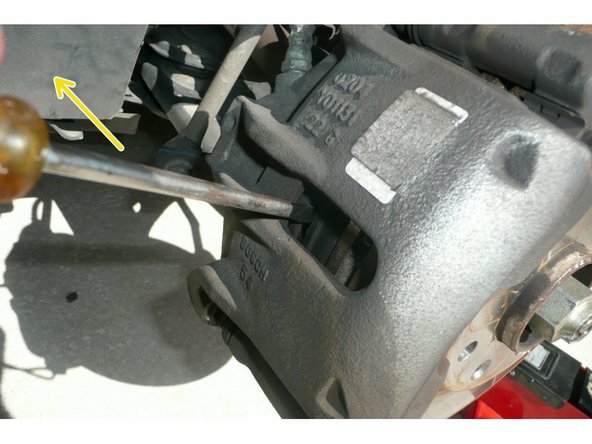 Avant démontage des plaquettes, à l'aide d'un tournevis plat , prendre appui sur la partie métallique de la plaquette et faire levier sur piston pour le rentrer au maximum