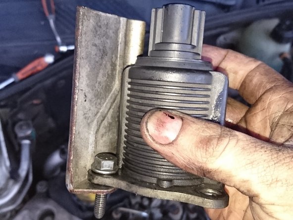 Nous allons ensuite remonter la vanne egr en refaisant toute les étapes a l'envers , remmettre la vanne dans son support puis replacer le moteur de la vanne avec la plaque en feraille