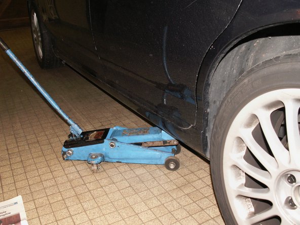 Fixer la roue avec les 5 boulons. Serrer au couple nécessaire