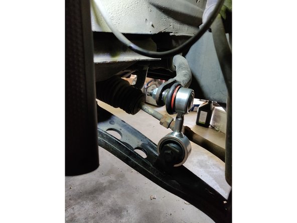 Remonter la biellette neuve dans l'ordre inverse du démontage