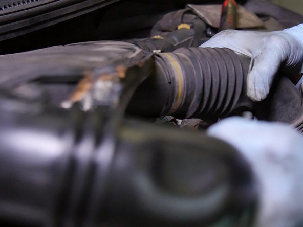 Retirer la boite à air afin que le filtre à carburant soit accessible