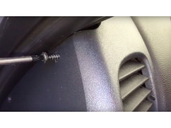 les vis n°1 et n°2 sur le coté du tableau de bord,