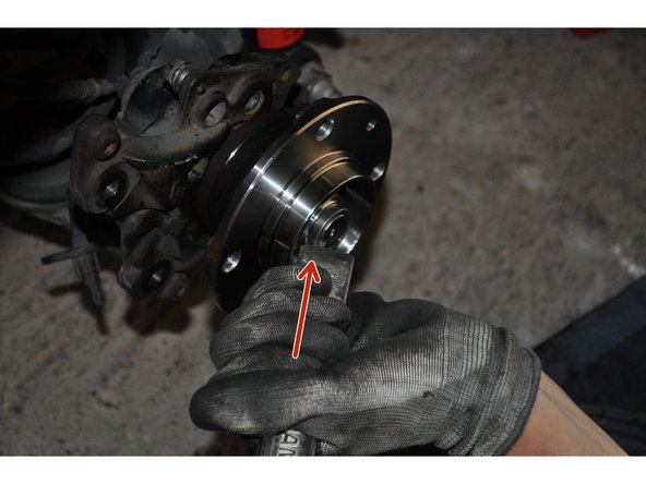 Utiliser un marteau et un burin pour faire l'encoche dans l'écrou.