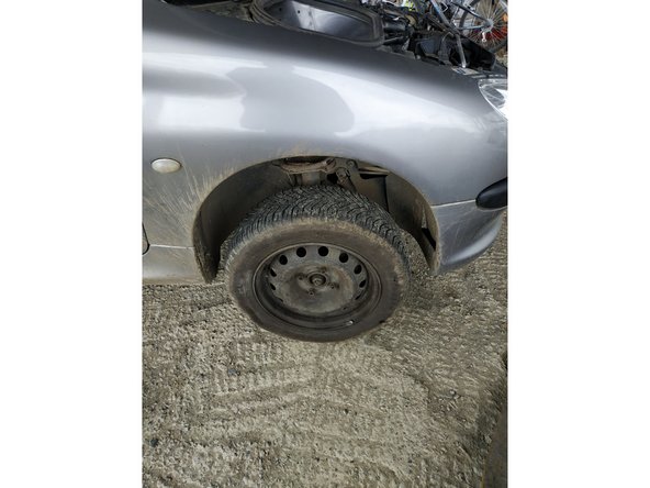 remettre la roue et serrer les goujons assez fort à la main