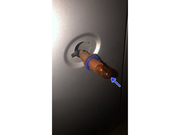 Maintenir le support marron et pousser l'ampoule