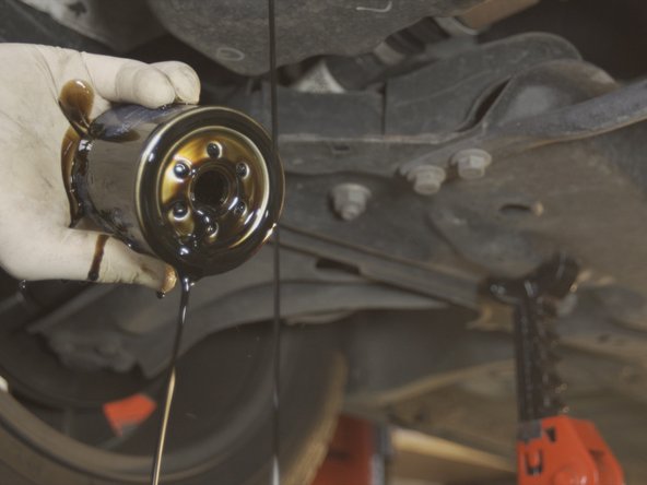 Dévisser le filtre à huile et laisser l'huile s'écouler dans le bac