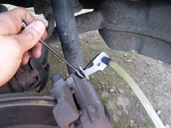 On referme alors la vis de purge, puis on retire la durite.