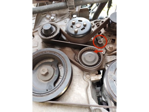 Détendre la courroie en Agissant sur l'écrou du galet tendeur dans le sens des aiguilles d'une montre à l'aide d'une douille de diamètre 16