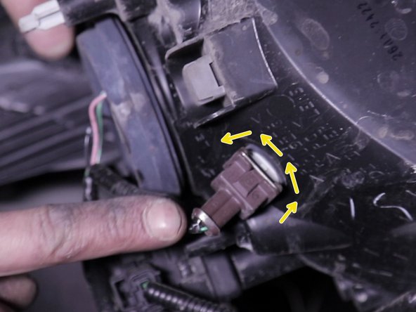 Pivoter d'un quart de tour pour sortir l'ampoule de feu de position