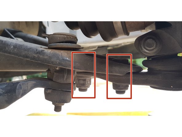 Avec une douille et une clé mixte de 18mm, retirez les 2 écrous ainsi que la vis côté intérieur puis désaccouplez la rotule du triangle.