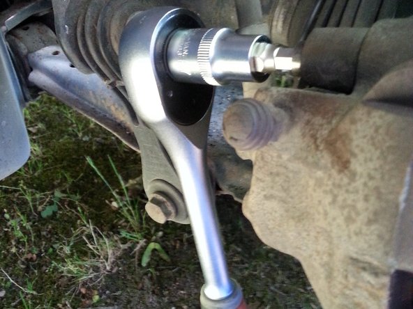 A l'aide d'une clef allen de 7 dévisser les deux goupilles qui tiennent l'étrier