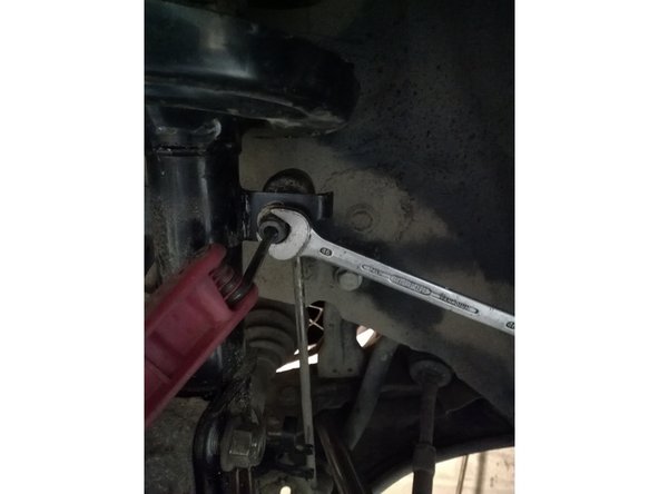 dévisser l'écrou de la biellette de  barre stabilisatrice avec clef de 16 et clef alen