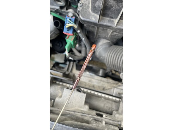 Moteur éteint je recontrôle et ajuste le niveau d'huile une dernière fois.