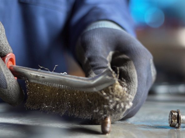 A l'aide de nettoyant frein et d'une brosse métallique, nettoyer les vis