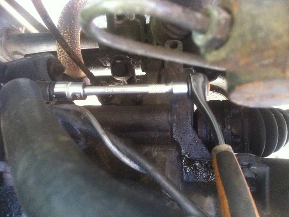 Avec un cliquet de 13 retirez les 3 vis.