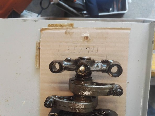 La culasse est désormais à nue, vous pouvez la déposer chez le rectifieur (FORTEMENT conseillé de la faire rectifier + éprouver)