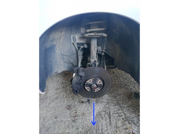 On aura débloqué les goujons au préalable, à moins d'utiliser une clé à choc comme c'est le cas ici.