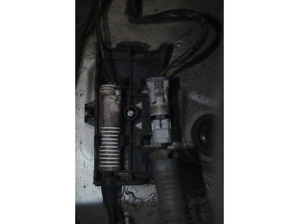 Appuyez sur le petit carré et poussez le vers l'extérieur.