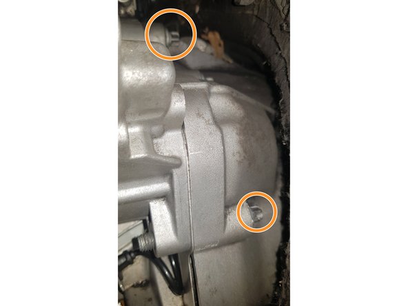 Avec une clé à œil Torx E12 débloquez les 2 vis