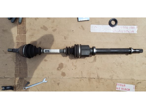 Avec une pince multiprise, retirez le joint.