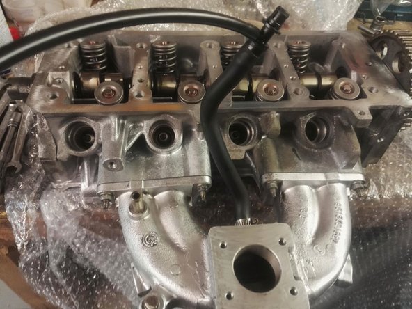 Remettre les bougies en place, serrez d'abord à la main, puis terminez par un quart de tour au cliquet