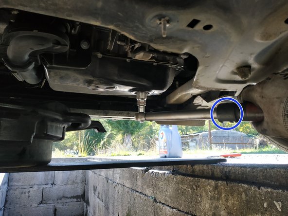 visser le bouchon à la main et finir le serrage à la clé dynamométrique et douille de 21mm, couple de 34N.m