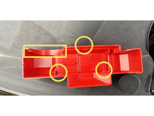 Bien insérer la pièce par le haut verticalement. Appuyer et clipser.