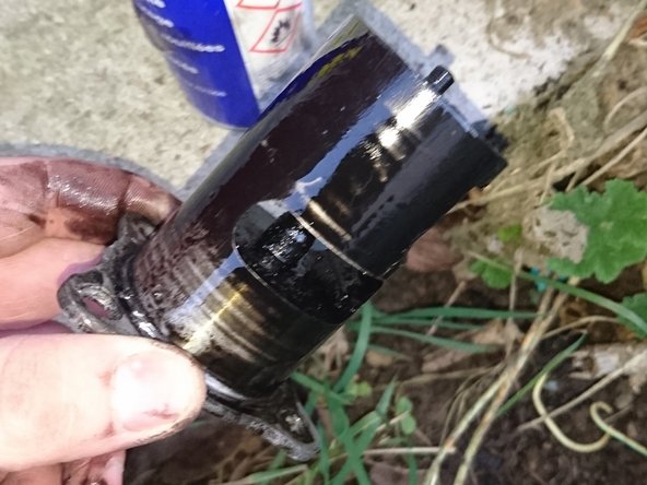 Nous allons ensuite procéder au nettoyage de la vanne egr ainsi que son moteur a l'aide d'un nettoyant dégraissant ou bien de nettoyant freins , ensuite sécher la vanne a l'aide d'un compresseur ou bien d'un chiffon sec