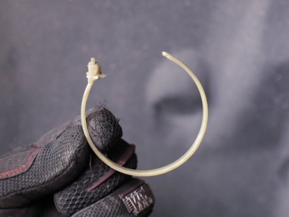 Un serflex retient le soufflet de l'autre côté, le couper à l'aide d'une pince coupante