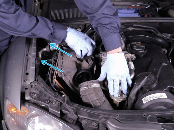 Extraire le couvercle de la boite à air en tirant délicatement vers le haut