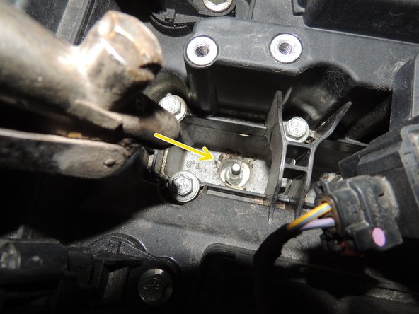 Nettoyer le puit de bougie à l'aide d'un compresseur et d'un soufflette afin d'éviter que des résidus tombent dans le cylindre.