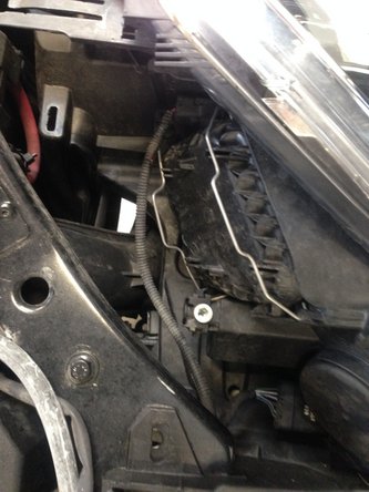 Replacer la cosse sur l'ampoule