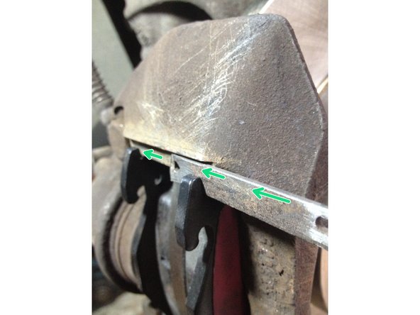 
Insert the column gently by spreading the top of the outer plate, then slide it to the other plate.
