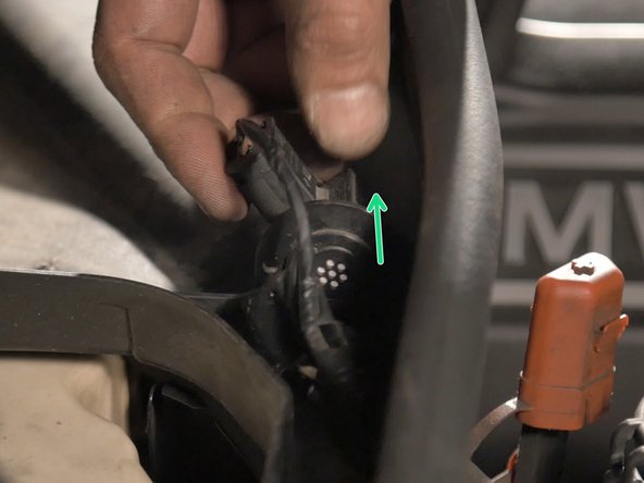 Retirer le capteur d'air de son socle en le tournant à 90° puis en tirant dessus