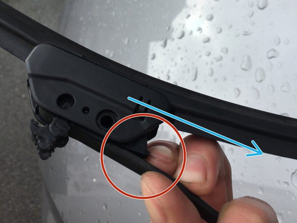 Une fois les griffes dégagées, appuyer sur la languette avec votre main droite, et tirez le balais vers le bas (flèche) avec votre main gauche.