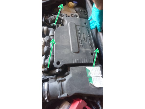 Il faut tirer l'ensemble cache moteur et bloc filtre vers le haut pour le désemboiter.