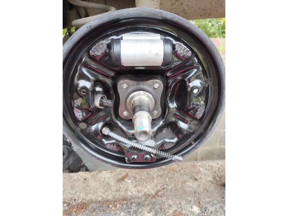 Enlever le câble de frein à main des mâchoires