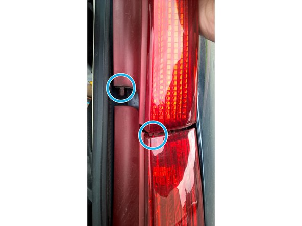 Placer ensuite le bloc supérieur en faisant attention à insérer les 2 taquets dans le bloc inférieur